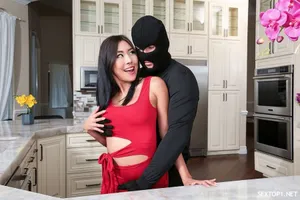 Bắn từng giọt tinh dịch vào người em