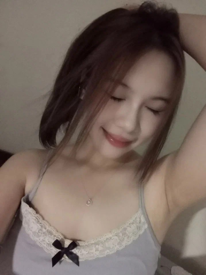Nữ anh hùng tưởng tượng được một người đàn ông liếm và phun ra